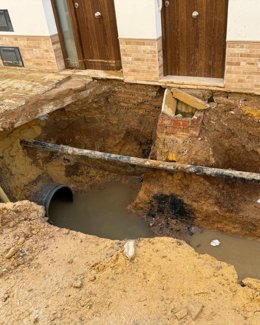 Calle afectada por la tubería rota.