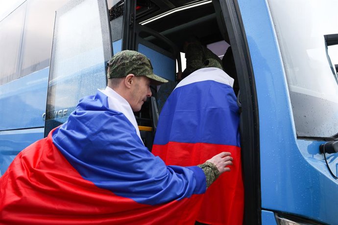 Archivo - RÚSSIA - 20 de junho de 2025: Militares russos, que foram libertados do cativeiro ucraniano após as negociações entre Rússia e Ucrânia em 2 de junho em Istambul, voltam para casa. TASS