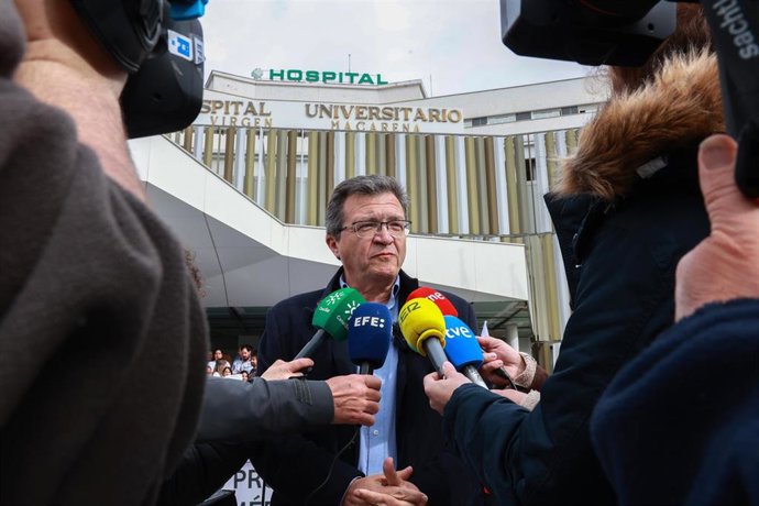 Archivo - El presidente del Sindicato de médicos de Andalucía, Rafael Ojeda, atiende a los medios durante la concentración ante el Hospital Macarena de Sevilla. A 05 de marzo de 2025, en Sevilla (Andalucía, España). 