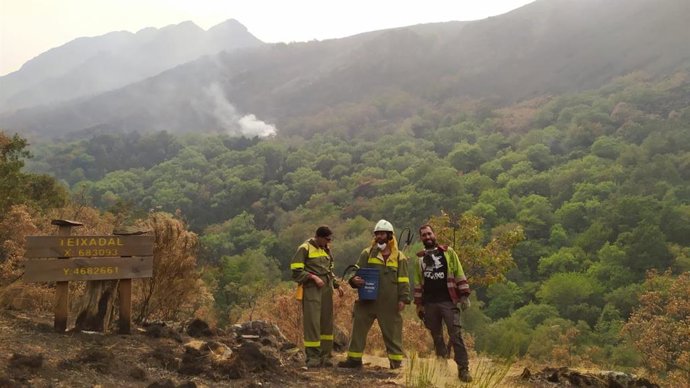 Vecinos y voluntarios llevan una semana organizados en la aldea de Casaio, en Carballeda de Valdeorras (Ourense).