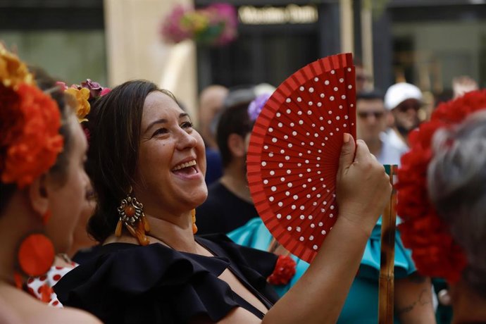 Mujeres vestidas con el traje típico disfrutan de la Feria del centro de Málaga. Imagen de archivo. 