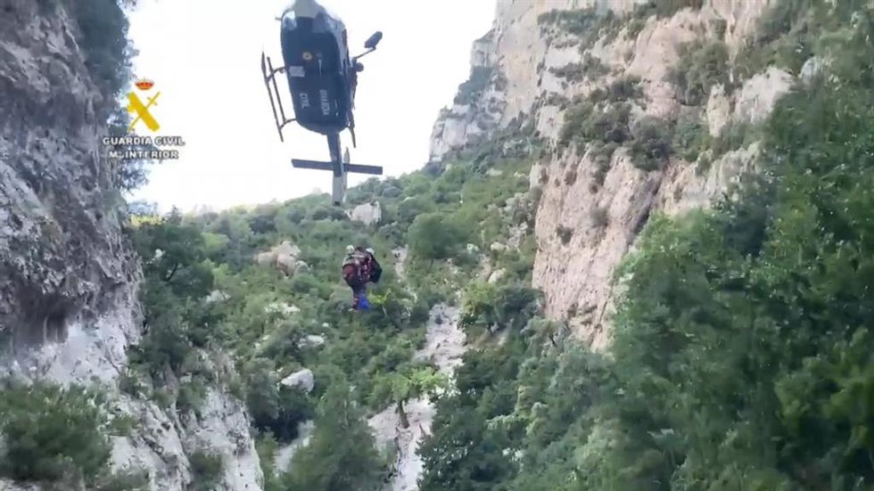 Archivo - Imagen de archivo del helicóptero de la Guardia Civil en un rescate en el Pirineo aragonés.