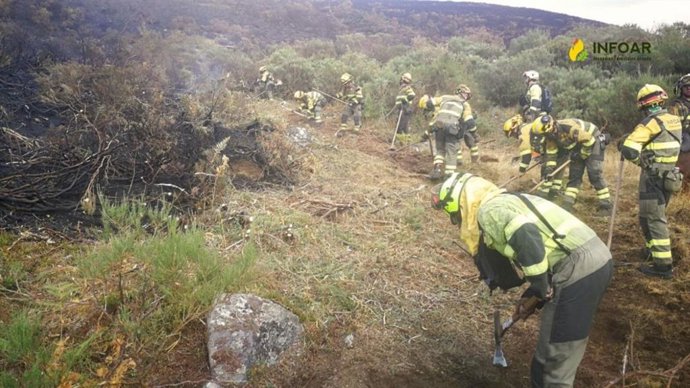 Algunos de  los efectivos del tercer y último convoy del dispositivo INFOAR del Gobierno de Aragón durante los trabajos de este domingo en el incendio forestal de Barniedo de la Reina, en León.
