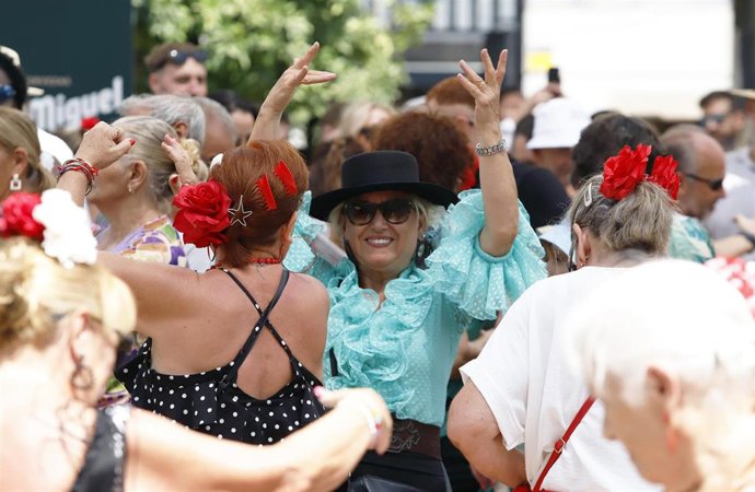 (Foto De ARCHIVO) Mujeres Vestidas Con El Traje Típico, Bailan Y Disfrutan De La Feria Del Centro De Málaga. A 21 De Agosto De 2025 En Málaga (Andalucía, España).     Álex Zea / Europa Press 21/8/2025