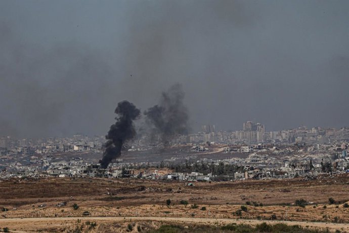 Archivo - Arquivo - 16 de maio de 2025, Gaza, Gaza, Israel: A fumaça sai de vários locais na Cidade de Gaza durante os contínuos ataques israelenses, vista do lado israelense da fronteira, em 16 de maio de 2025.