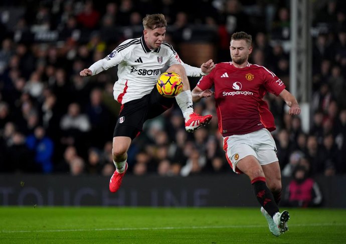 Archivo - 26 January 2025, United Kingdom, London: Fulham's Emile Smith Rowe (L) and Manchester United's Matthijs de Ligt battle for the ball during the English Premier League soccer match between Fullham F.C and Manchester United at Craven Cottage. Photo
