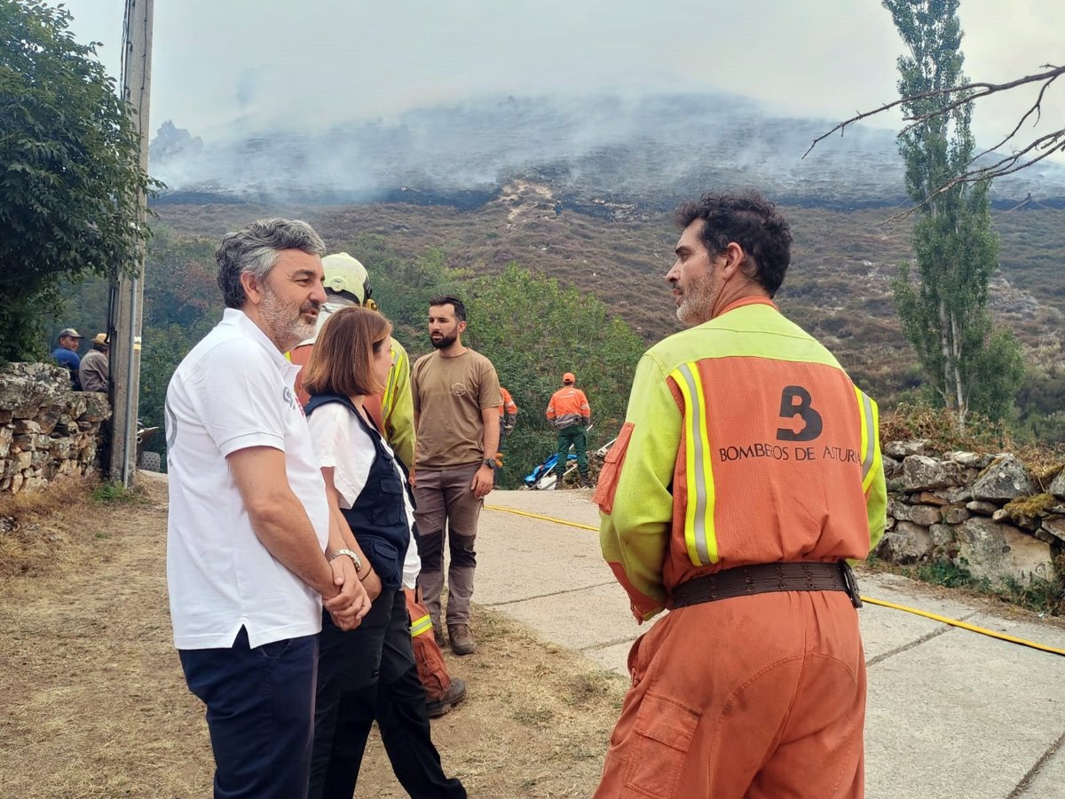 El Gobierno asturiano destaca los avances en los trabajos contra los tres incendios forestales activos