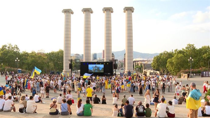 La comunidad ucraniana en Barcelona conmemora el 34 aniversario de la Independencia de Ucrania en la plaza de Josep Puig i Cadafalch de Barcelona