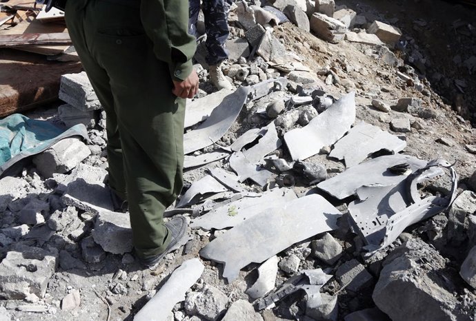 Archivo - SANAA, 7 de abril de 2025 -- Um membro de evidência forense está ao lado dos destroços de mísseis no local de uma casa destruída por ataques aéreos dos EUA em Sanaa, Iêmen, em 7 de abril de 2025. O número de mortos em decorrência dos ataques aér
