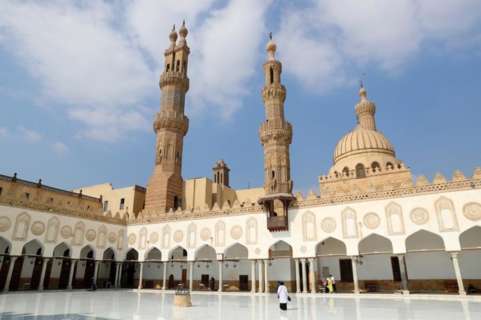 Archivo - CAIRO, 10 de outubro de 2024 -- Pessoas visitam a Mesquita Al-Azhar no Cairo Histórico, Egito, em 10 de outubro de 2024. Fundado no século X, o Cairo Histórico é uma das cidades islâmicas mais antigas do mundo, com muitas mesquitas renomadas, me
