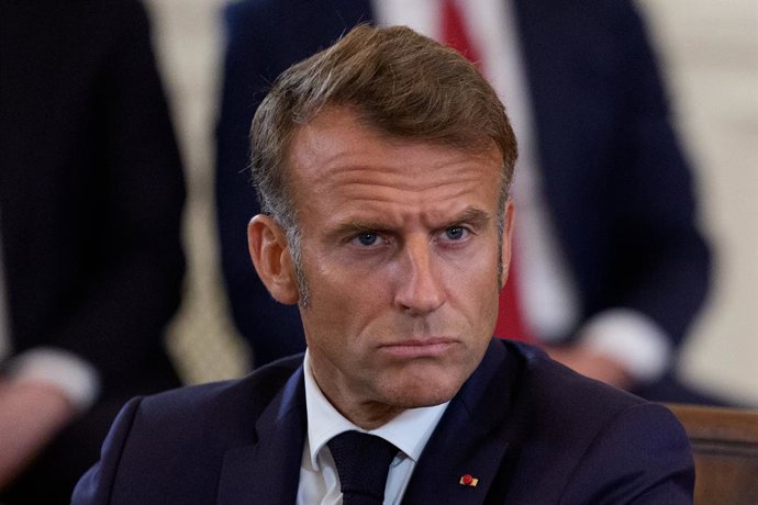 18 de agosto de 2025, EUA, Washington: O presidente francês Emmanuel Macron observa durante uma reunião de alto nível entre líderes europeus e o presidente dos EUA, Donald Trump, no Salão Leste da Casa Branca, após sua reunião com o presidente ucraniano V