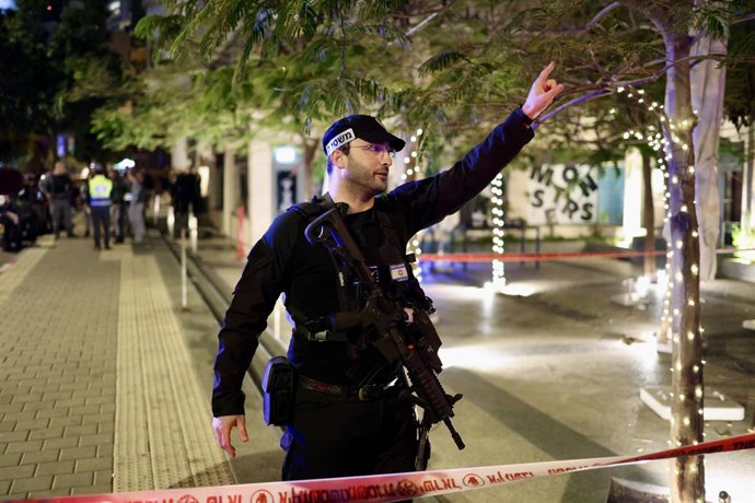 Archivo - TEL AVIV, 19 de janeiro de 2025 -- Um policial israelense faz patrulha no local de um ataque a facadas em Tel Aviv, Israel, em 18 de janeiro de 2025. Um homem ficou gravemente ferido em um ataque a facadas no sábado, na cidade costeira israelens