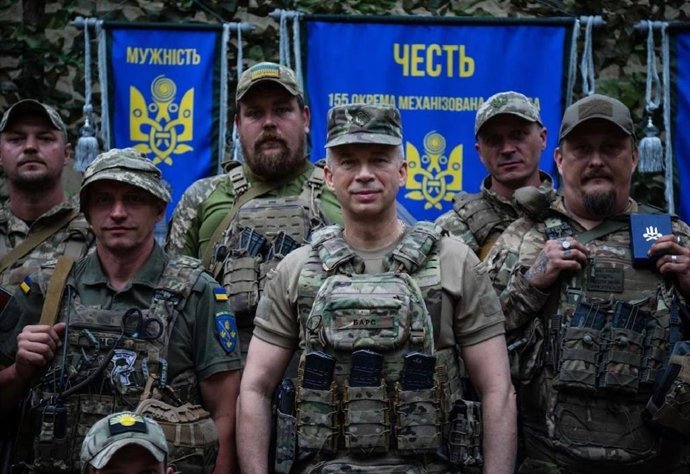 El comandante en jefe de las Fuerzas Armadas, Oleksander Sirski, y otros militares en Donetsk