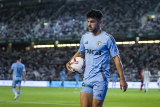 Archivo - Curro Sanchez of Burgos CF looks on during the Spanish league, LaLiga Hypermotion, football match played between Cordoba CF and Burgos CF at La Rosaleda stadium on August 26, 2024, in Cordoba, Spain.