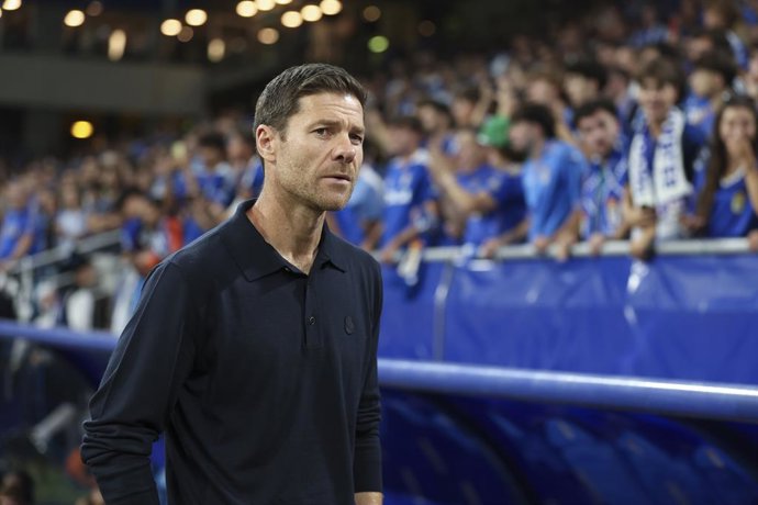 Xabi Alonso, técnico do Real Madrid, observa durante a partida de futebol da Liga Espanhola, LaLiga EA Sports, disputada entre Real Oviedo e Real Madrid no estádio Carlos Tartiere em 24 de agosto de 2025, em Oviedo, Astúrias, Espanha.