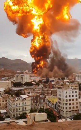 SANAA, 24 de agosto de 2025 -- Esta captura de tela tirada de um vídeo de celular mostra chamas e fumaça subindo durante ataques aéreos em Sanaa, Iêmen, 24 de agosto de 2025. Aviões de guerra israelenses lançaram uma onda de ataques aéreos na capital do I