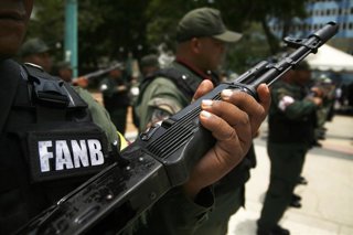 Archivo - Miembros del Ejército venezolano