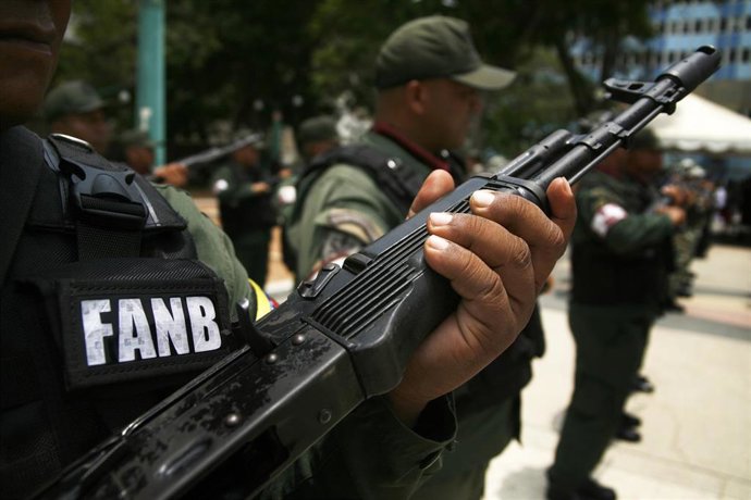Archivo - Miembros del Ejército venezolano