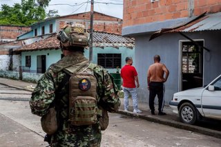 Archivo - Efectivo del Ejército colombiano patrulla las calles de una localidad 