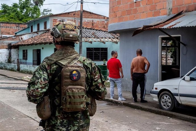 Archivo - Efectivo del Ejército colombiano patrulla las calles de una localidad 