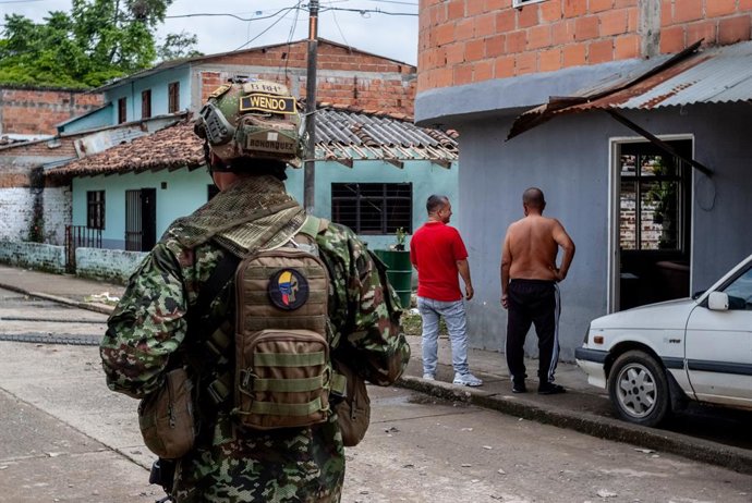 Archivo - Arquivo - 12 de maio de 2024, Jamundi, Valle Del Cauca, Colômbia: A polícia e os militares da Colômbia participam do rescaldo de um ataque com granada contra uma delegacia de polícia em Poterito, Jamundi, Colômbia, em 12 de maio de 2024, que não