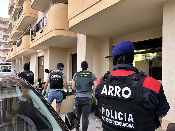 Dispositiu policial contra el 'top manta'