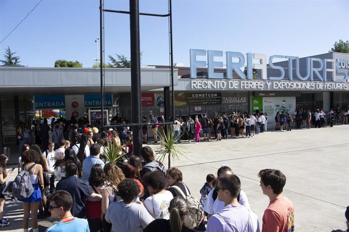 Archivo - Colas para acceder a CometCon 2024.