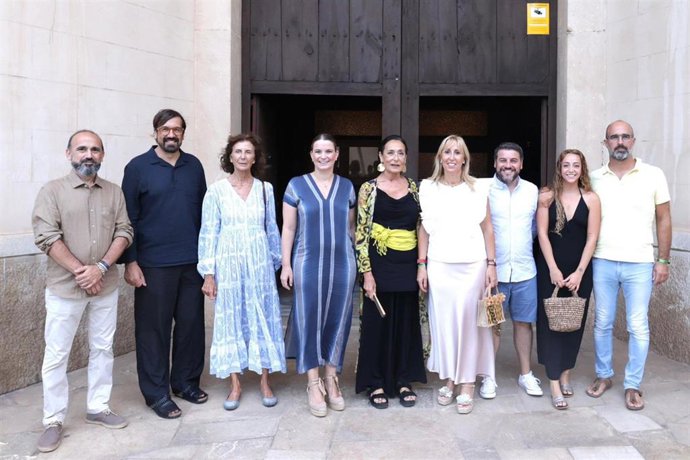 Prohens visita en Felanitx la instalación 'Figures & Letters' (2006) del artista escocés Charles Sandison.