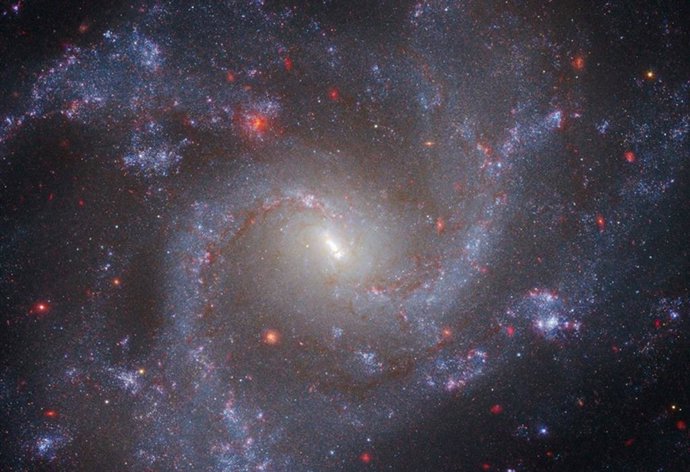 Archivo -  Un modelo matemático revela cómo el colapso de la materia y la expansión de los vacíos configuran la evolución del universo.