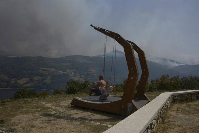 Mirador de Chandrexa de Queixa con columpio y vistas hacia el Macizo Central gallego, a 11 de agosto de 2025, en Chandrexa de Queixa, Ourense, Galicia (España).