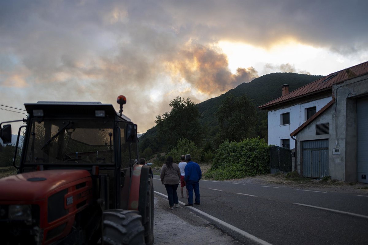 Diez carreteras cortadas por los incendios en León, Zamora y Cáceres