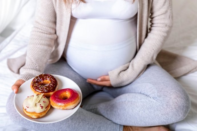 Mujer embarazada comiendo azucar.