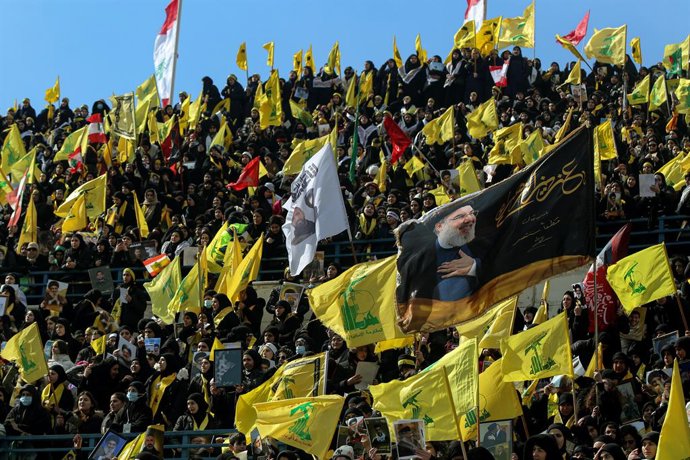 Archivo - 23 February 2025, Lebanon, Beirut: Mourners attend the funeral of slain Hezbollah leaders Hassan Nasrallah and Hashem Safieddine at the Camille Chamoun Sports City Stadium on the outskirts of Beirut, nearly five months after they were killed in 