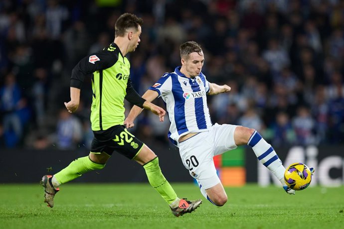 Archivo - Giovanni Lo Celso of Real Betis Balompie competes for the ball with Jon Pacheco of Real Sociedad during the LaLiga EA Sports match between Real Sociedad and Real Betis Balompie at Reale Arena on December 1, 2024, in San Sebastian, Spain.