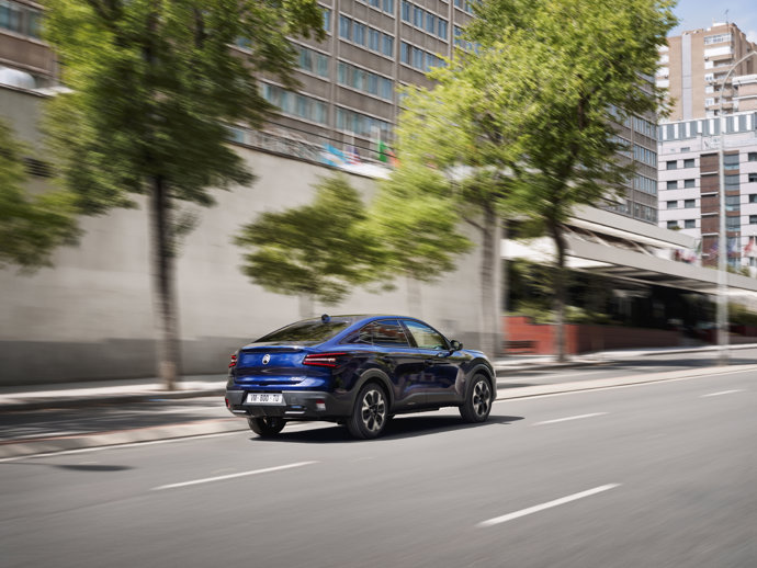 Coche circulando por la ciudad de Madrid.