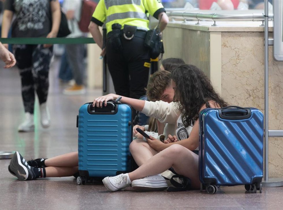 Archivo - Varias personas con maletas en la estación de Chamartín, a 19 de junio de 2024, en Madrid (España). 