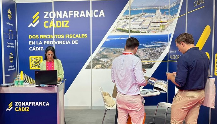 Archivo - Stand de Zona Franca de Cádiz en una feria comercial