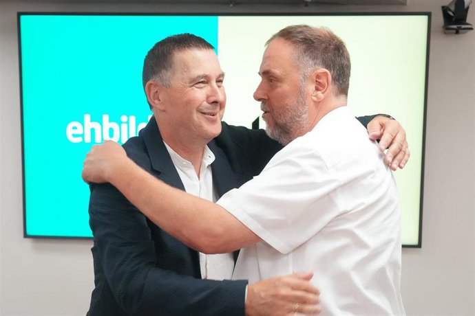 El secretario general de EH Bildu, Arnaldo Otegi, y el presidente de ERC, Oriol Junqueras, se reúnen en la sede de EH Bildu en Donostia/San Sebastián