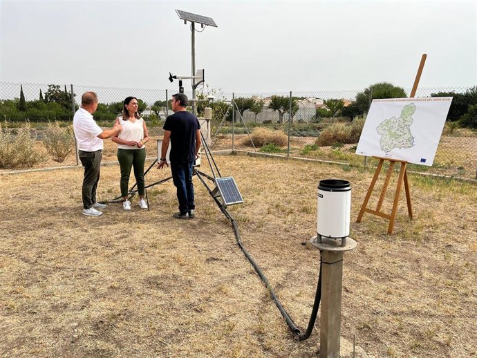 La consejera Sara Rubira en la estación agroclimática situada en el IMIDA