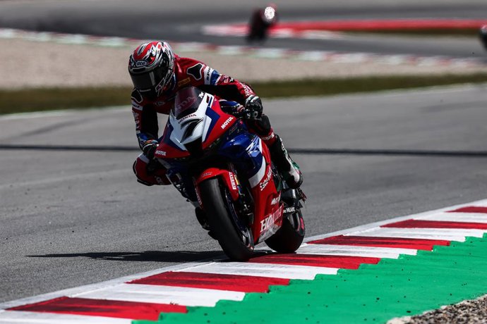 Archivo - Iker Lecuona of Spain and RR-R Team HRC competing in the WorldSBK Race 1 during the SBK Motul FIM Superbike World Championship 2023 - Prosecco DOC Catalunya Round at Circuit de Barcelona-Catalunya on May 06, 2023 in Montmelo, Barcelona, Spain.