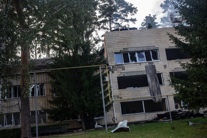 24 de agosto de 2025, Ucrânia, Sumy: Um bombeiro ucraniano fica no topo de um prédio da academia de polícia destruída após um ataque de drones russos. Foto: Francisco Richart/ZUMA Press Wire/dpa