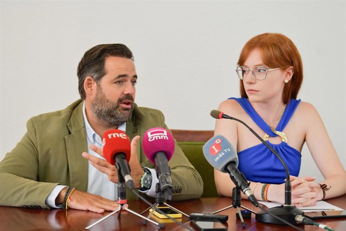 El presidente del PP de Castilla-La Mancha, Paco Núñez, y la alcaldesa de Fernán Caballero, Beatriz Dorado, en rueda de prensa.