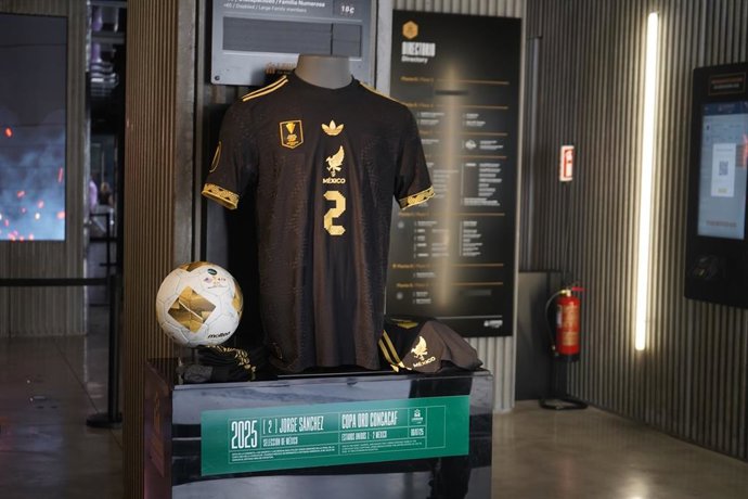 La camiseta del mexicano Jorge Sánchez y el balón de la final de la Copa Oro 2025 se exponen en 'LEGENDS'