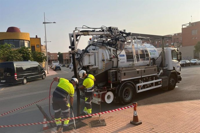 Operarios realizan tareas de limpieza de imbornales ante la previsión de lluvias fuertes