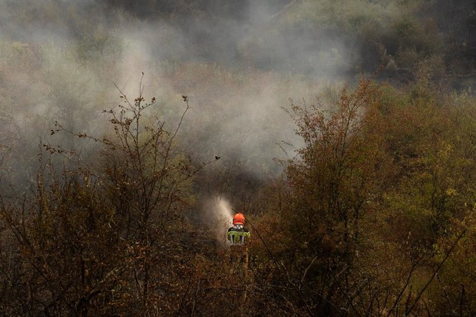 Un bombero trabaja en las tareas para la extinción del incendio, a 24 de agosto de 2025, en Molinaseca, León, Castilla y León (España). El avance de los incendios forestales de Índice de Gravedad Potencial (IGR) 2 que se han declarado este domingo, 24 de 