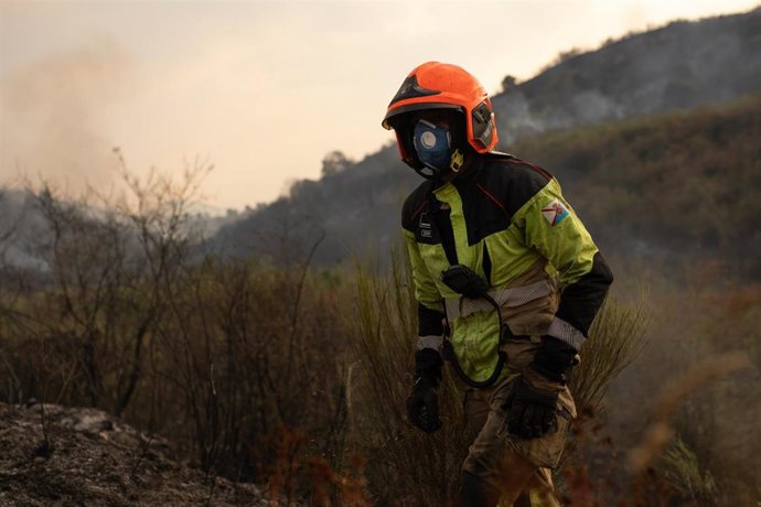 Un bombero trabaja en las tareas para la extinción del incendio, a 24 de agosto de 2025, en Molinaseca, León, Castilla y León (España). 