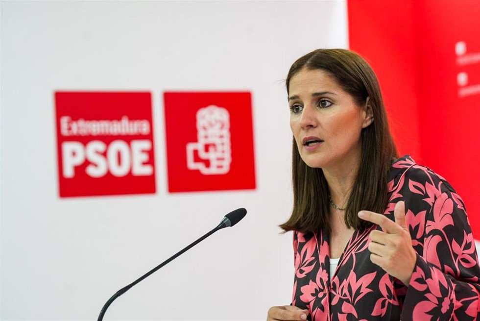 Archivo - La portavoz del PSOE de Extremadura, Isabel Gil Rosiña, en una imagen de archivo.