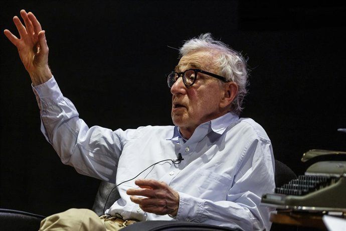 Archivo - September 14, 2023, Lisboa, Portugal: Lisbon, 14/09/2023 - Ricardo Araújo Pereira and Woody Allen, director, writer, musician and author of the book Zero Gravity at the Cinemateca.