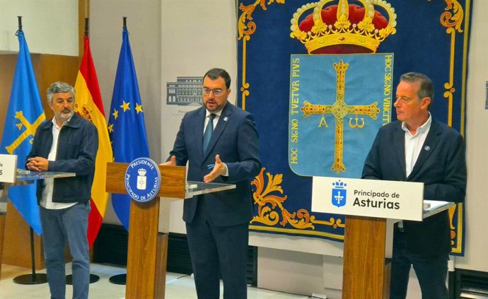 Adrián Barbón, en el centro