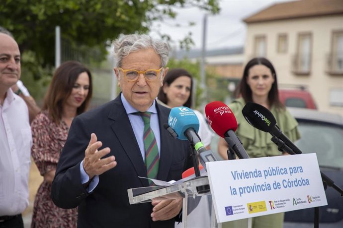 Archivo - El presidente de la Diputación de Córdoba, Salvador Fuentes, informa sobre el programa de VPO.